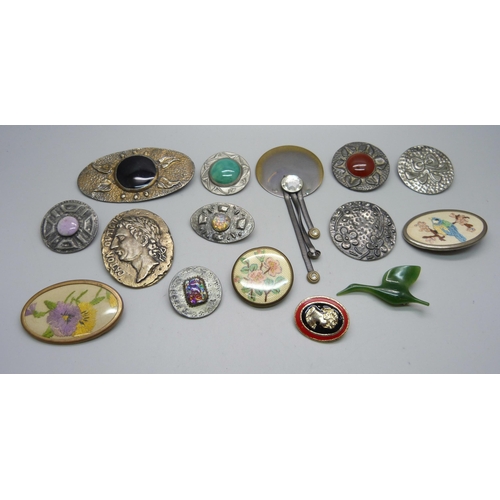 1135 - A collection of brooches including pewter examples