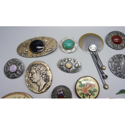 1135 - A collection of brooches including pewter examples