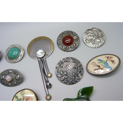 1135 - A collection of brooches including pewter examples