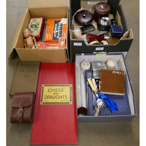 1173 - Two boxes of assorted kitchenalia, Bakelite, cigarette cases, etc. **PLEASE NOTE THIS LOT IS NOT ELI... 