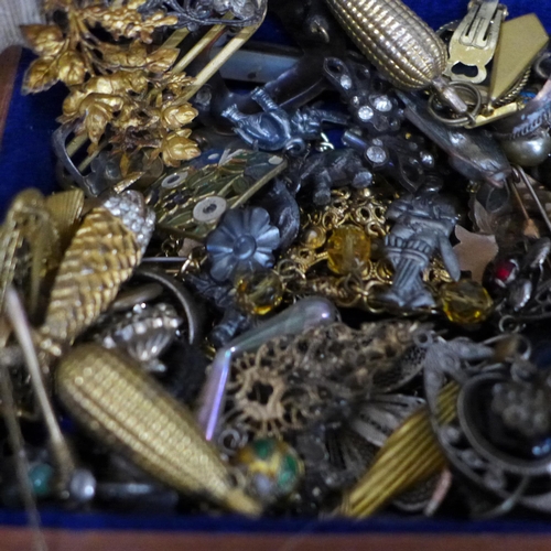 620 - Vintage costume jewellery