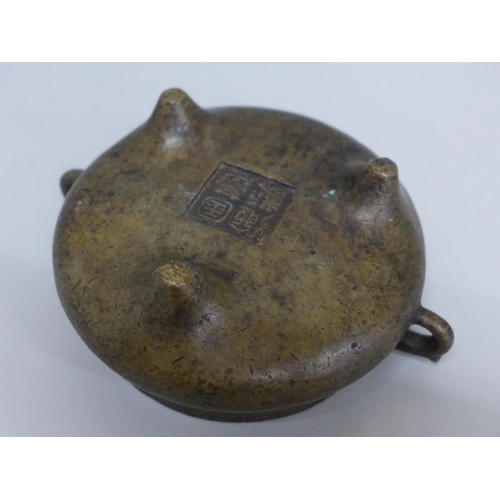 629 - A Chinese bronze twin handled censor, 13.5cm