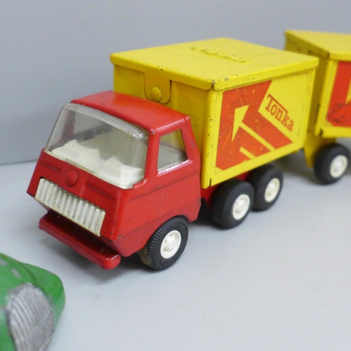 634 - A Tonka toy lorry and trailer and a Mettoy clockwork racing car, a/f