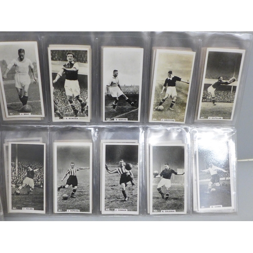 643 - Cigarette cards; Football, Pattreiouex Footballers in Action, complete set, 78