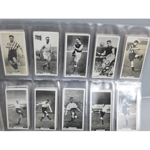 643 - Cigarette cards; Football, Pattreiouex Footballers in Action, complete set, 78