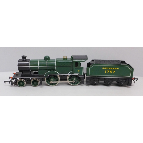 657 - A Hornby Railways R350 SR 4-4-0 L.1 locomotive and tender, boxed