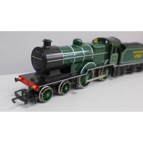 657 - A Hornby Railways R350 SR 4-4-0 L.1 locomotive and tender, boxed