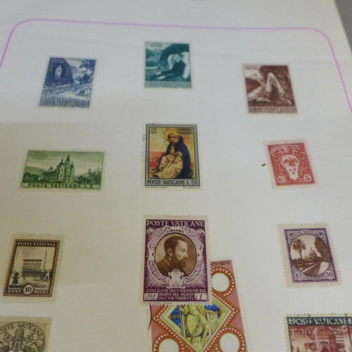 690 - A large quantity of stamps, loose and in albums