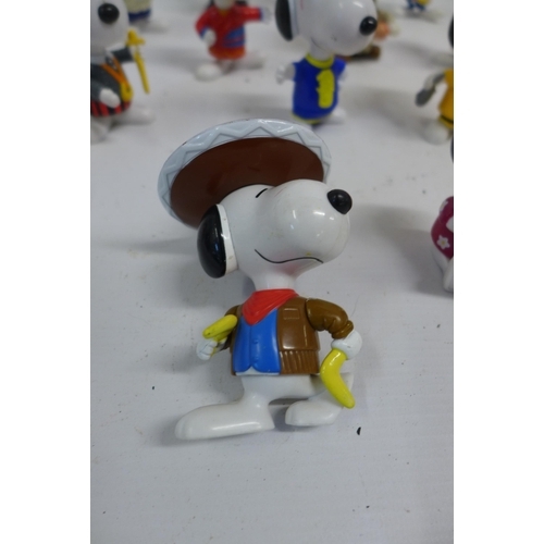 2033 - 34 Mixed collectable plastic Snoopy toys