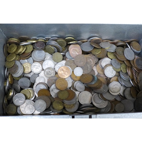 696 - A collection of mixed coins, 5kg+