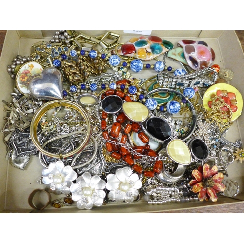 699 - Costume jewellery