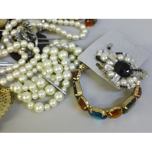 705 - Costume jewellery