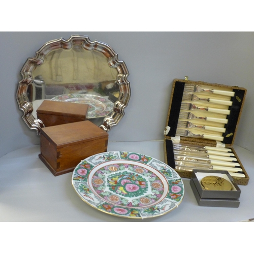 752 - A mixed lot including a plated tray, modern Famille Rose plate, boxed plates, fish knives and forks ... 