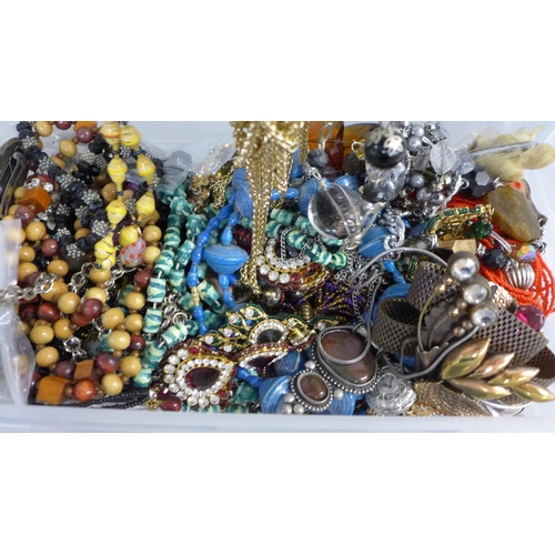 761 - A box of costume jewellery