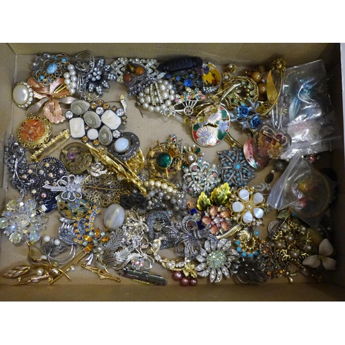 778 - A quantity of costume brooches