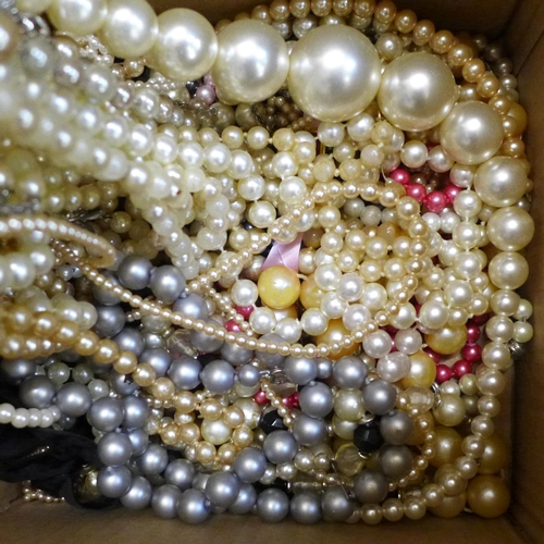 780 - Faux pearl necklets