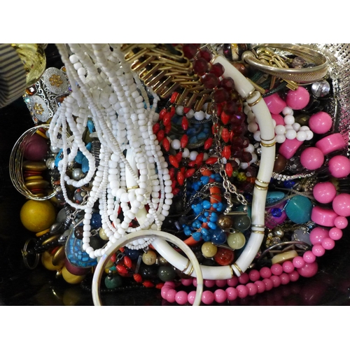 785 - A tray of costume jewellery