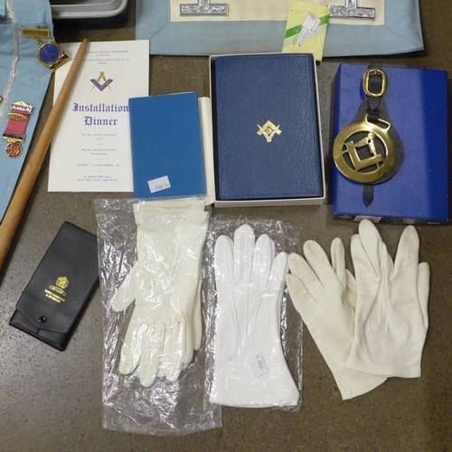 800 - A collection of Masonic items, one silver jewel, apron, sash, badges, Bible, gloves, etc.