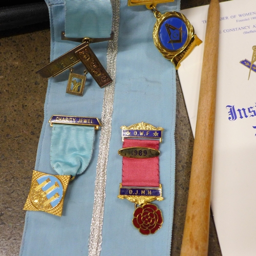 800 - A collection of Masonic items, one silver jewel, apron, sash, badges, Bible, gloves, etc.