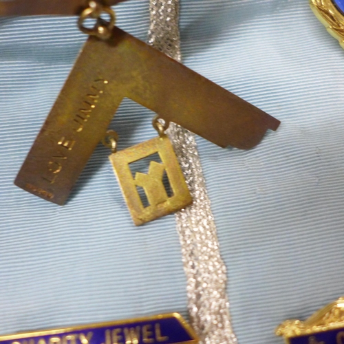 800 - A collection of Masonic items, one silver jewel, apron, sash, badges, Bible, gloves, etc.