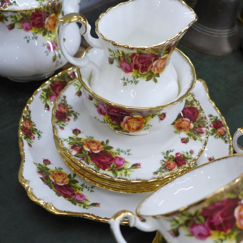 804 - A Royal Albert Old Country Roses six setting tea service (22)