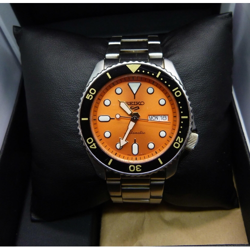 847 - Seiko 5 diver's automatic wristwatch with black bezel, orange dial and day/date apertures with extra... 