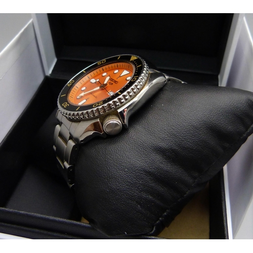 847 - Seiko 5 diver's automatic wristwatch with black bezel, orange dial and day/date apertures with extra... 