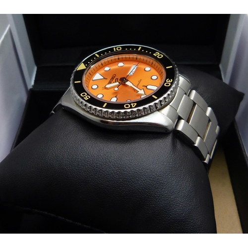 847 - Seiko 5 diver's automatic wristwatch with black bezel, orange dial and day/date apertures with extra... 