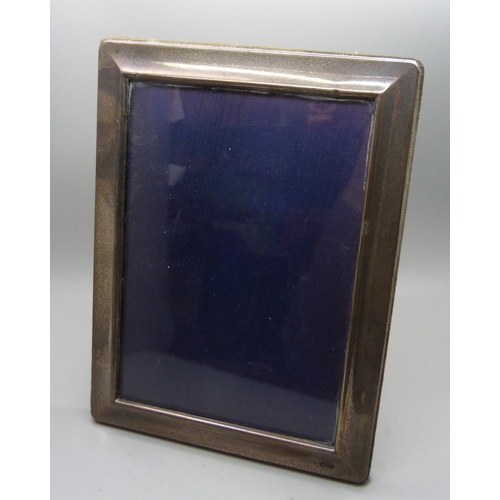 855 - A silver photograph frame, 15.5cm x 20.5cm