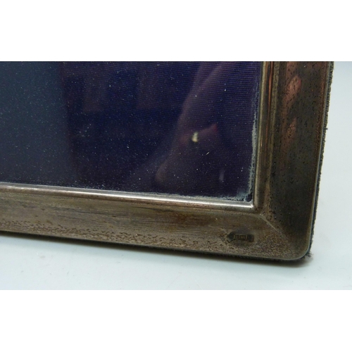 855 - A silver photograph frame, 15.5cm x 20.5cm