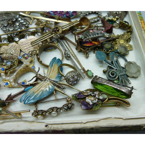 860 - A collection of vintage jewellery