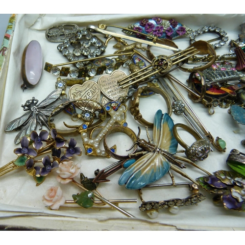 860 - A collection of vintage jewellery