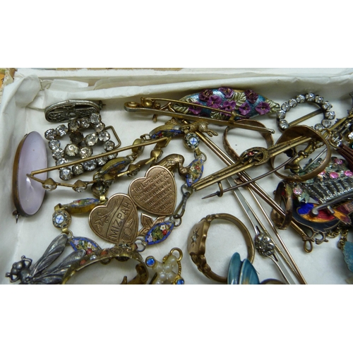 860 - A collection of vintage jewellery