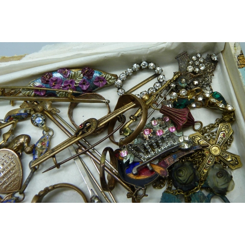 860 - A collection of vintage jewellery