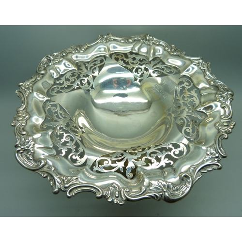 864 - A pierced silver pedestal bowl, 375g, diameter 21.5cm