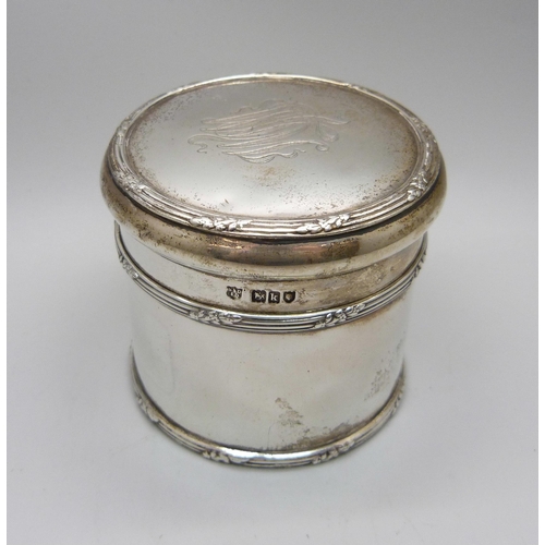 867 - A silver pot with screw lid, 208g, height 6.5cm