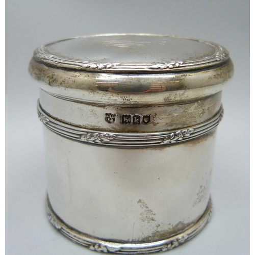 867 - A silver pot with screw lid, 208g, height 6.5cm