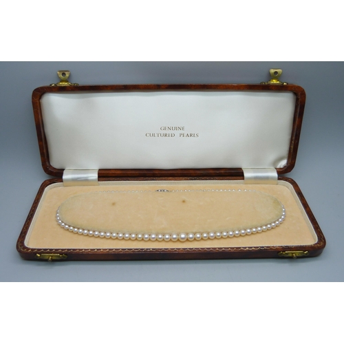 868 - A string of pearls with a 9ct gold clasp