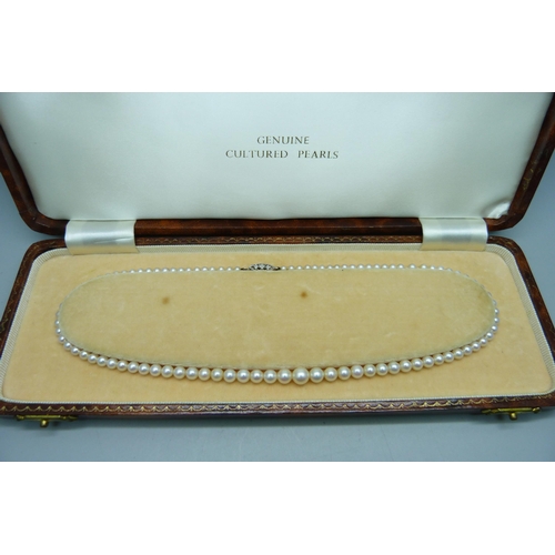 868 - A string of pearls with a 9ct gold clasp