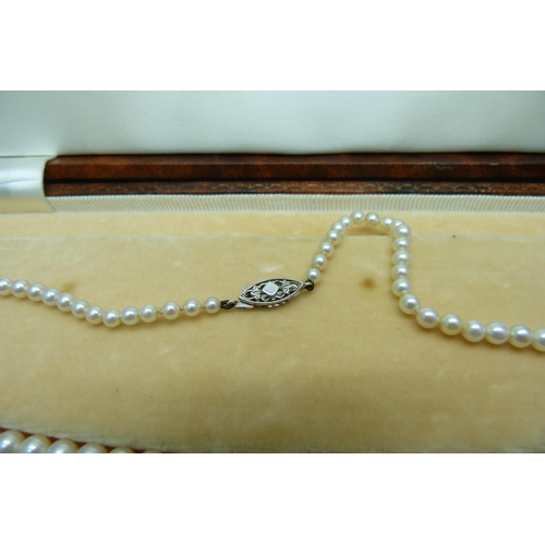 868 - A string of pearls with a 9ct gold clasp