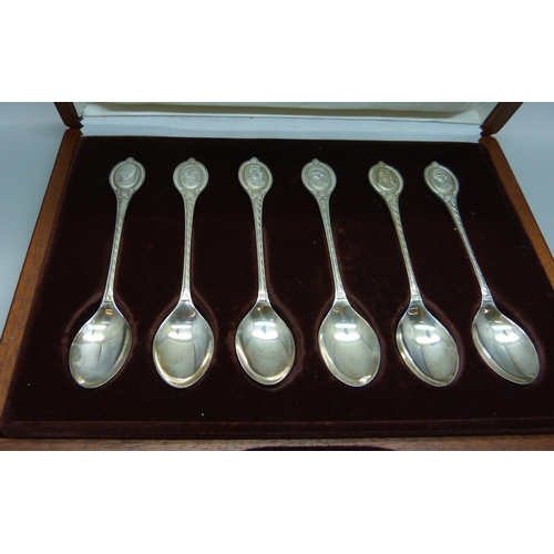 876 - A set of six Franklin Mint The Sovereign Queens silver spoon collection, 150g