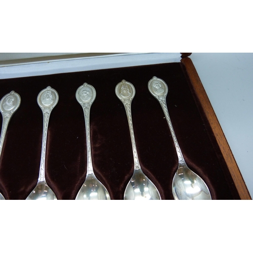 876 - A set of six Franklin Mint The Sovereign Queens silver spoon collection, 150g