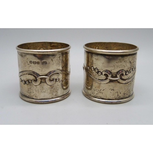 879 - A pair of Art Nouveau silver napkin rings, Birmingham 1908, 51g