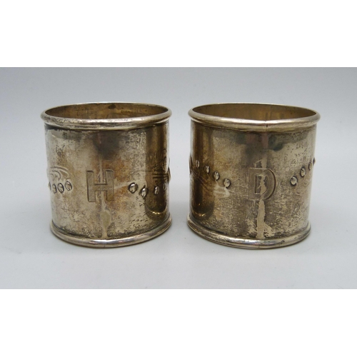 879 - A pair of Art Nouveau silver napkin rings, Birmingham 1908, 51g