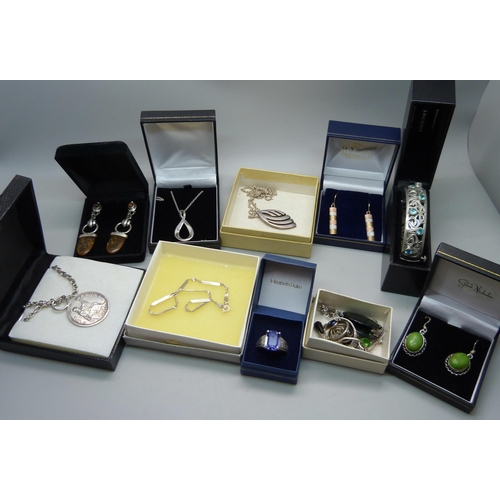 906 - Assorted jewellery including silver