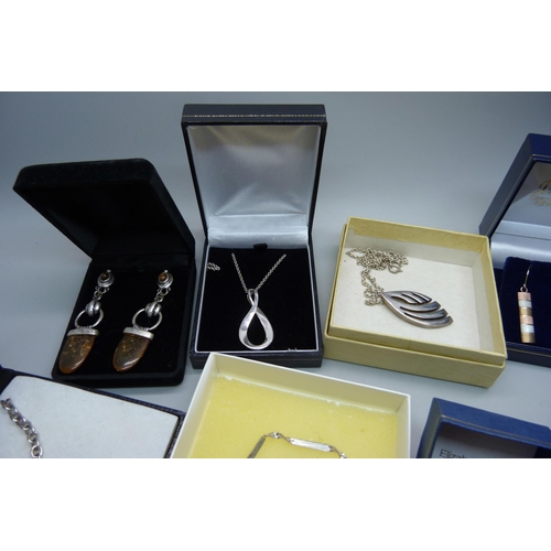 906 - Assorted jewellery including silver