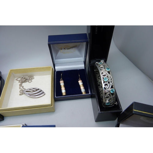 906 - Assorted jewellery including silver