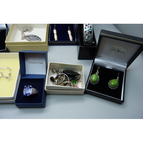 906 - Assorted jewellery including silver