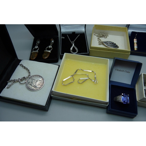 906 - Assorted jewellery including silver