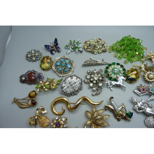 926 - Thirty costume brooches